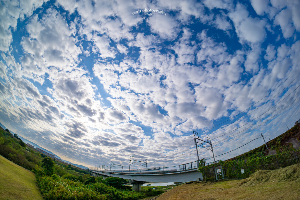 秋空をすり抜ける
