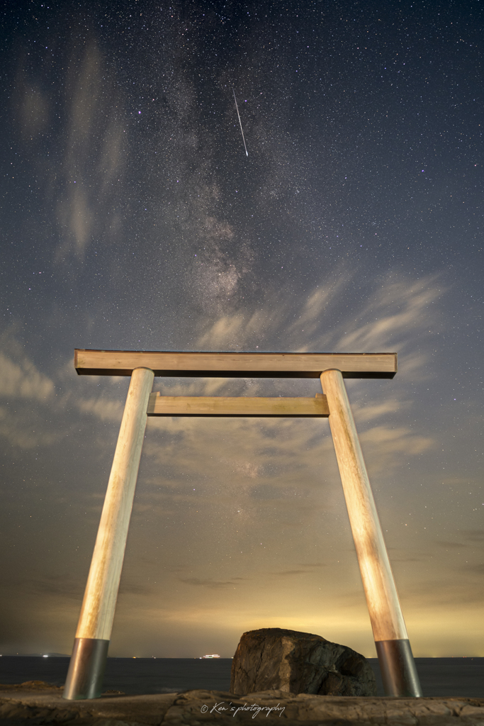 見上げる夜空に