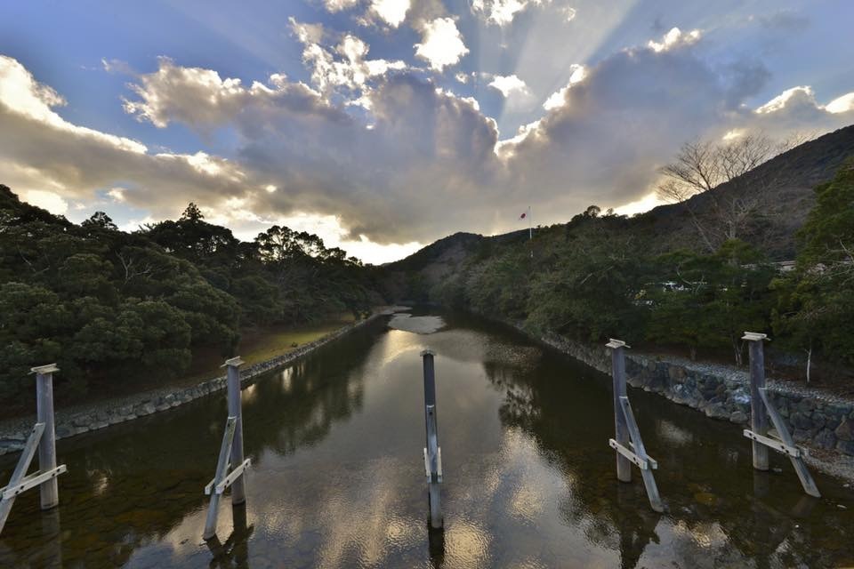 神が降り立つ五十鈴川