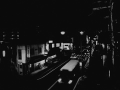 背びれで暗い水を