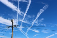 電柱と飛行機雲