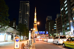 東京タワーへと続く道（三田一丁目交差点付近）