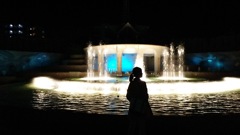 夜の噴水