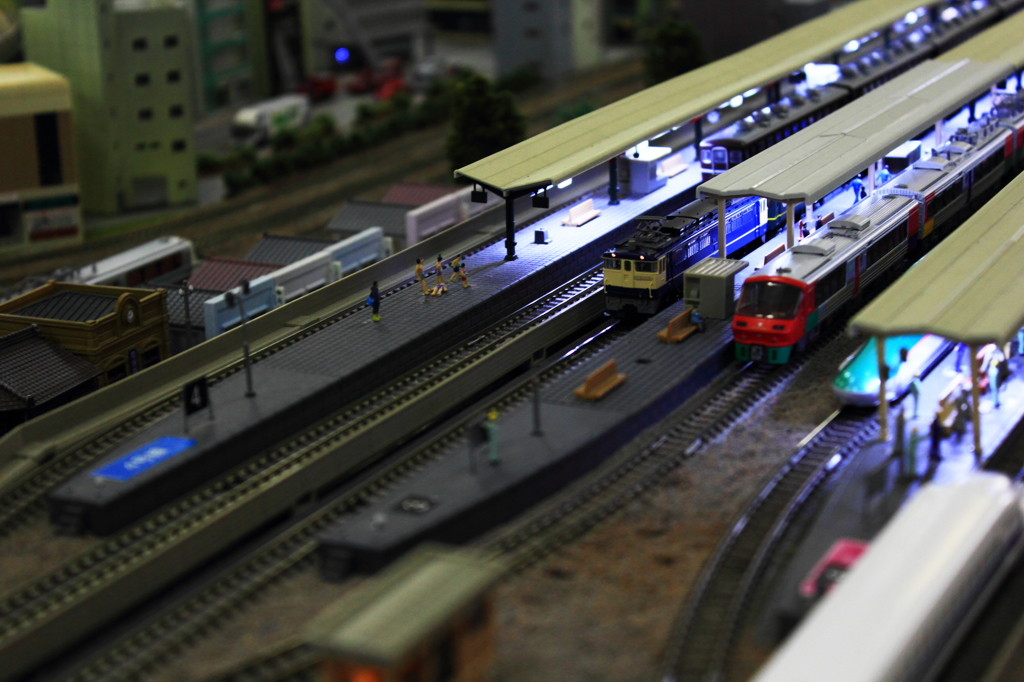 鉄道ジオラマ～夜のホーム
