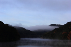 冷たい朝の湖