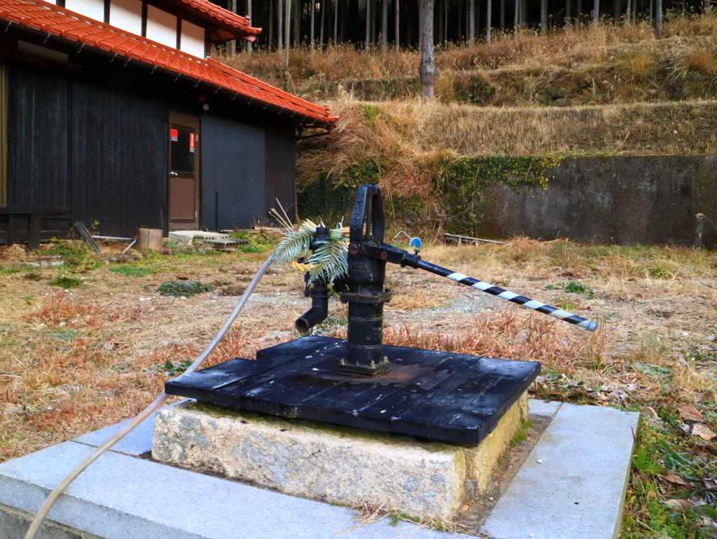 手押しポンプにもしめ飾り