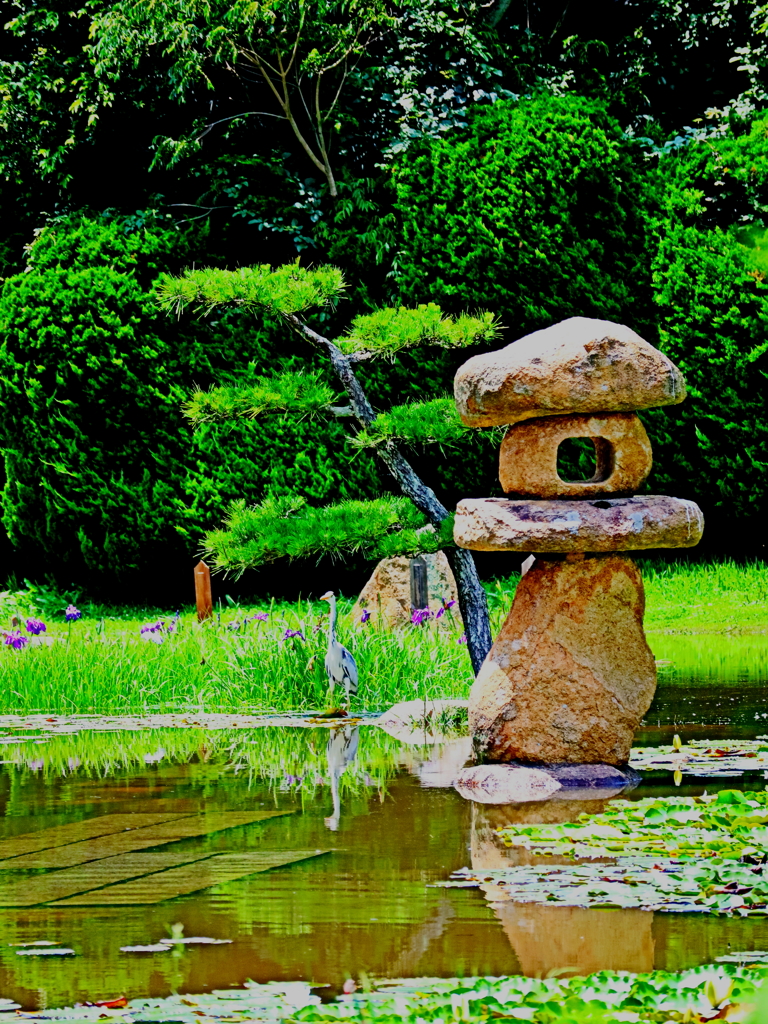 サギと石灯篭