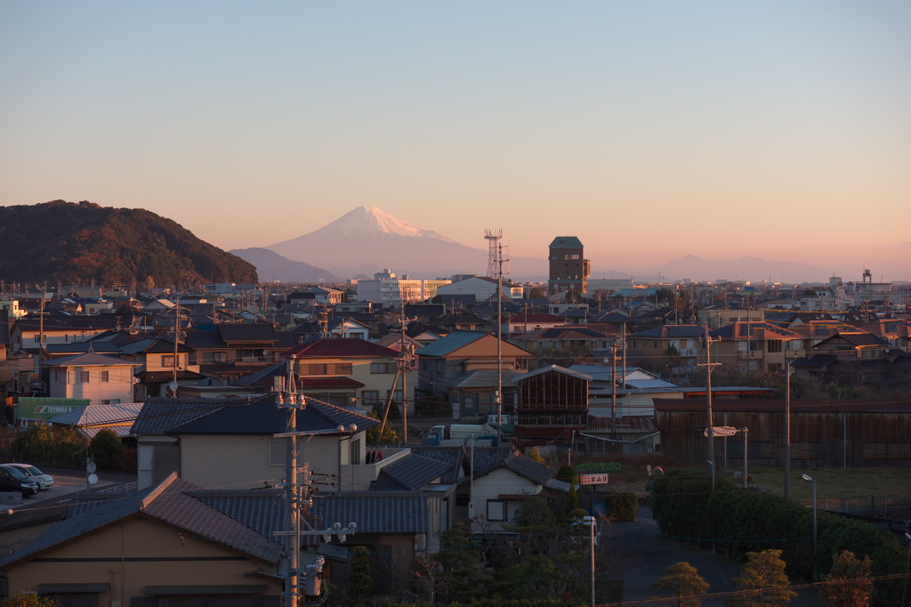 夜明けの街並みと富士山