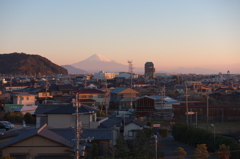 夜明けの街並みと富士山
