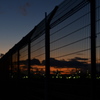 フェンス越しの夕焼け