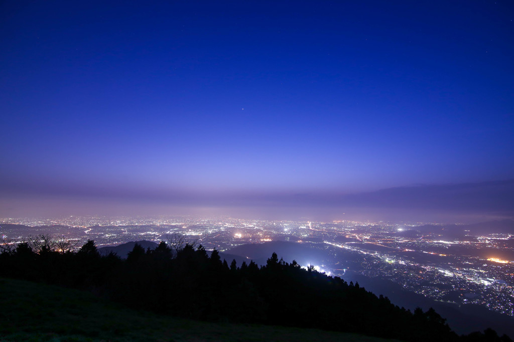 雨上がりの霞がかった福岡の夜景を米の山から　