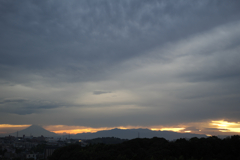 夕暮れの富士山と丹沢山塊