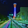 神戸ポートタワーと車の光跡