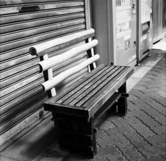 寂れた商店街の寂れた椅子