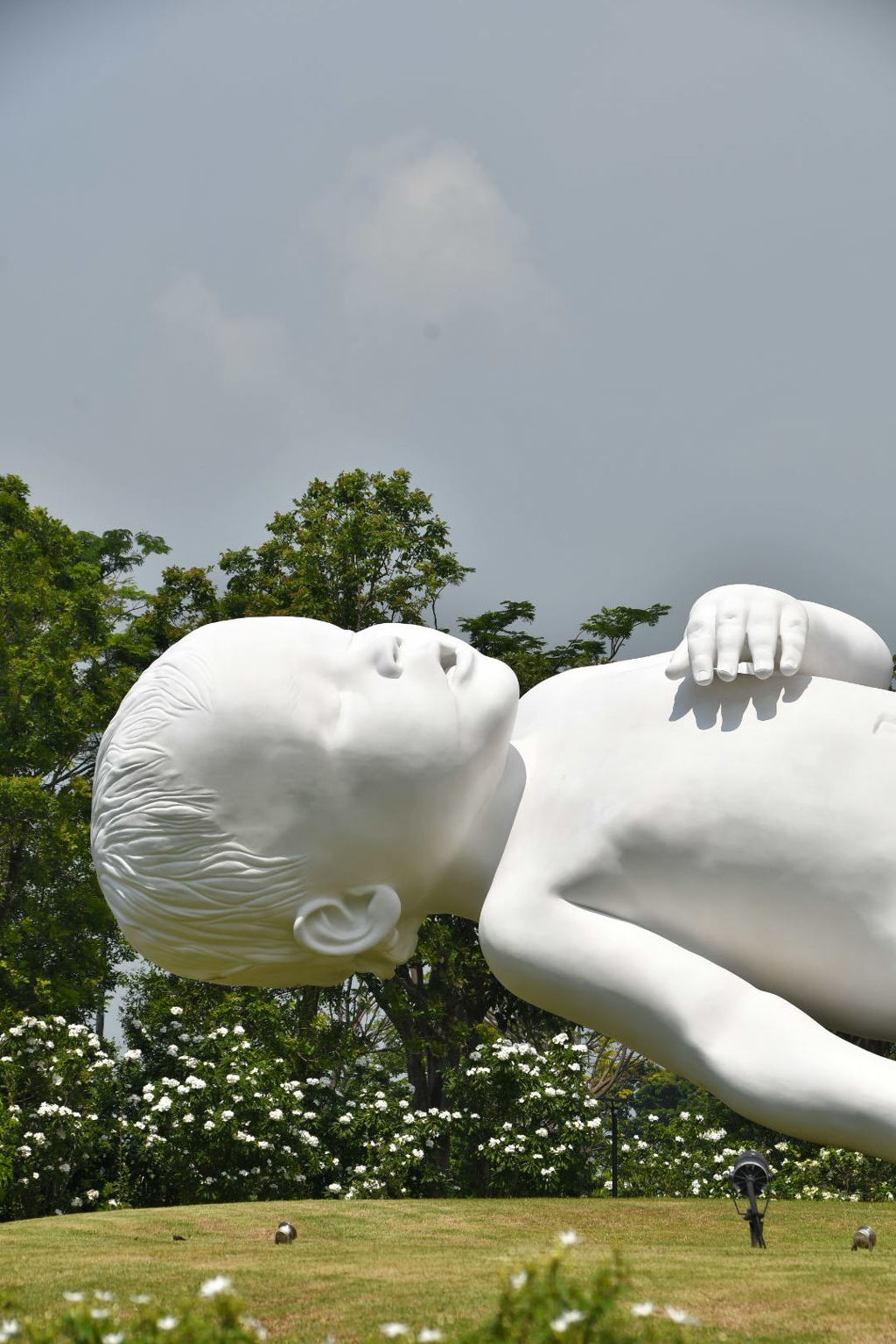 出張8日目 ガーデンベイザサン 怖いオブジェ