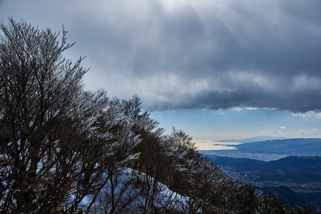 雪雲の隙間から光