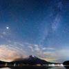 富士山と天の川の夜