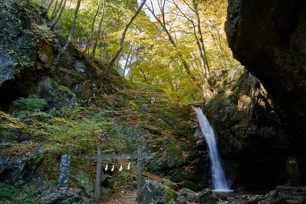 秋　綾広の滝