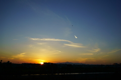 多摩川の夕日_背景富士山