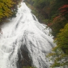 秋雨の湯滝