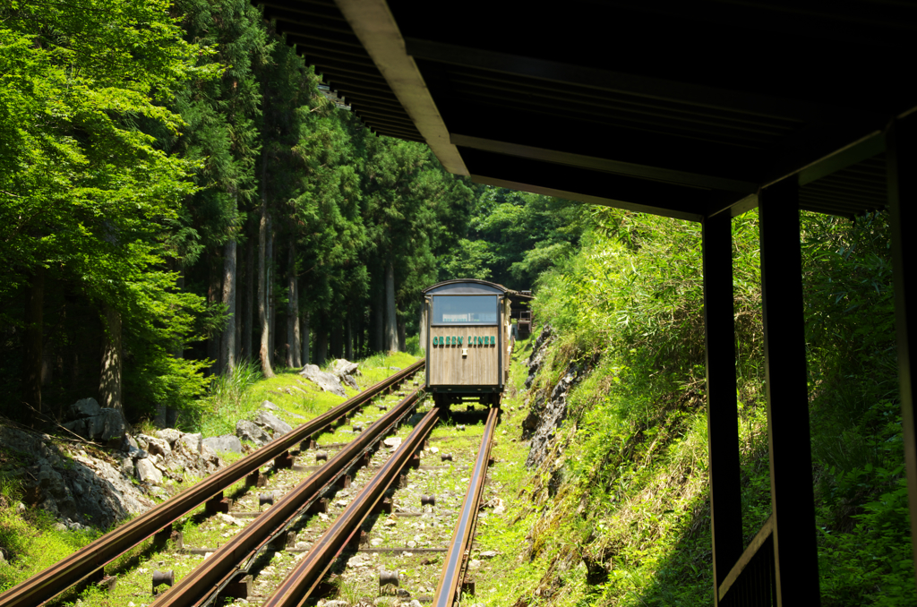 列車に乗って上へ行きます。