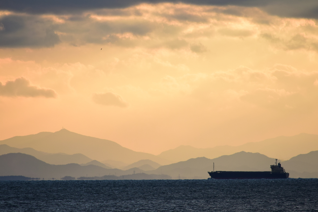 夕焼けに浮かぶタンカー