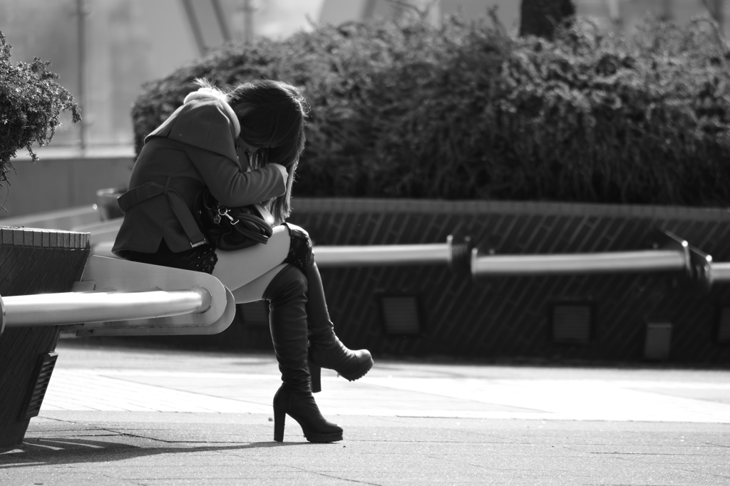 街角スナップ　座る女性