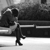 街角スナップ　座る女性