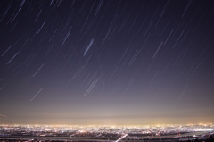 名古屋を望む夜景と星