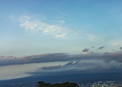 富士山　雲かぶりにて・・・