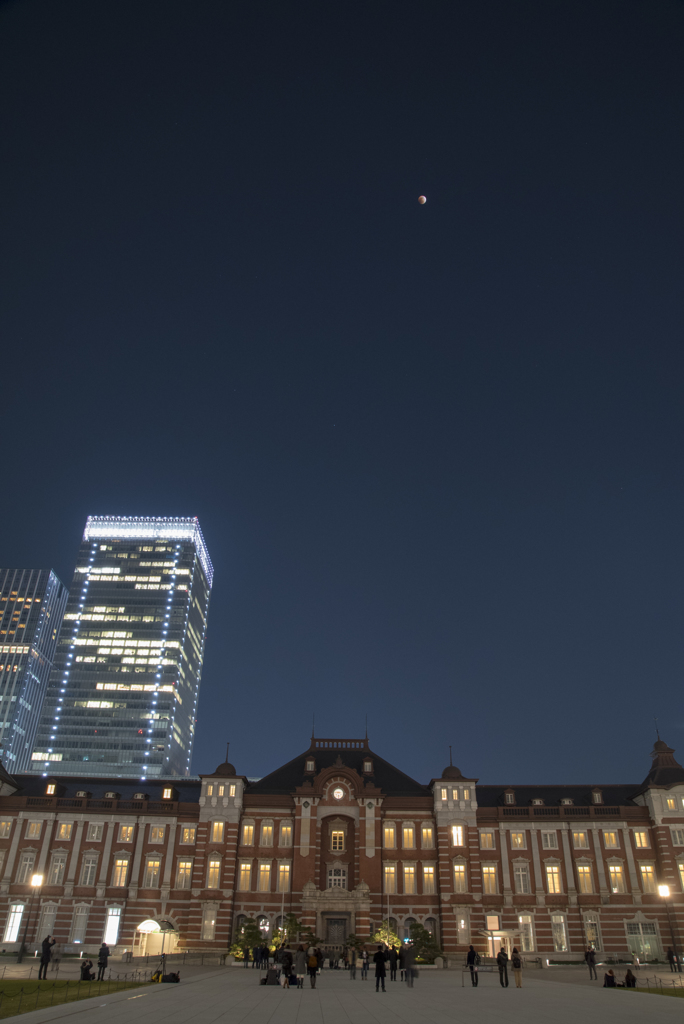 皆既月食　東京駅