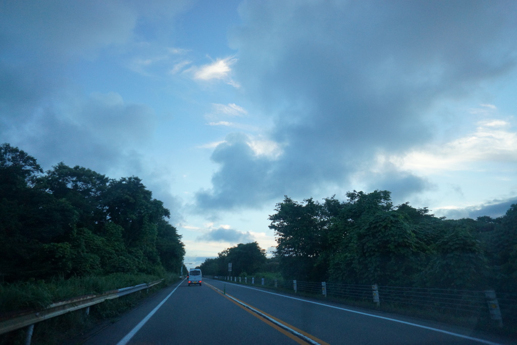 隙間から望む
