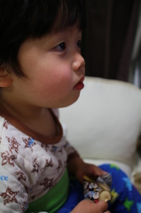 テレビに夢中すぎてお菓子を忘れているｗｗ