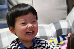 ２歳なのにバラエティ番組見て爆笑する子