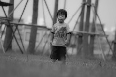 芝生に佇む２歳児　１
