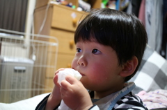 お菓子を食べた後はお口をしっかり拭いて☆