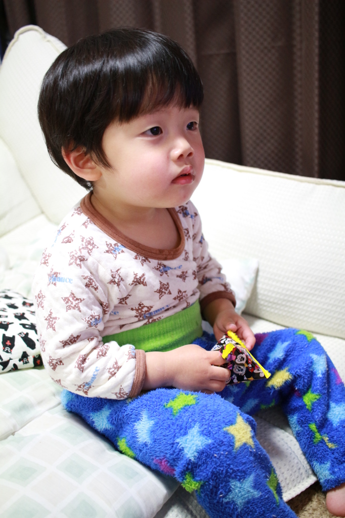 お菓子とテレビに夢中