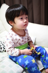お菓子とテレビに夢中