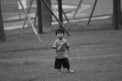 芝生に佇む２歳児　２
