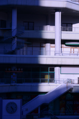 廃墟の光と影