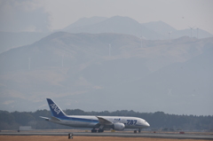 787と、背後で噴火する阿蘇山