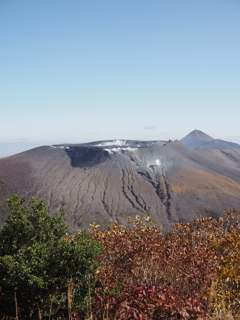 大浪池から見える新燃岳