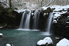 雪の暮雨の滝