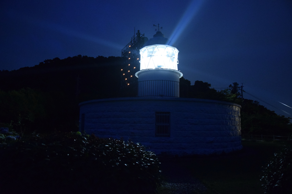 灯台「ココ↓」です