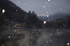 雪降る金鱗湖