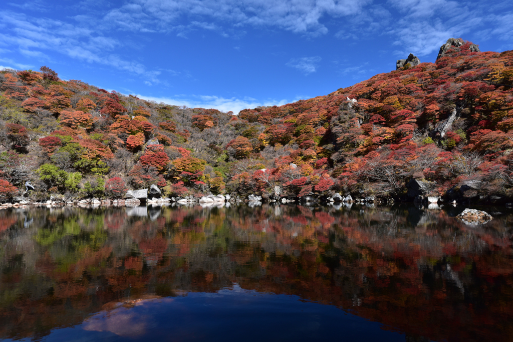 御池の紅葉を眺めて