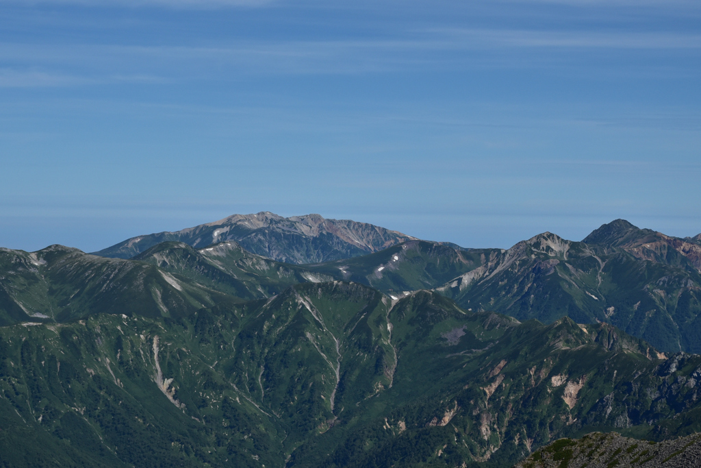 奥穂山頂より北アルプスを望んで