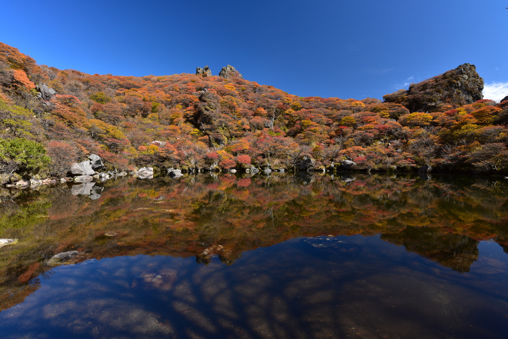 御池と紅葉Ⅱ