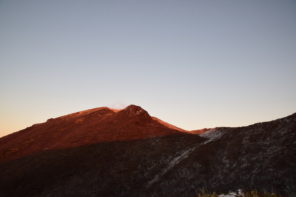 夕焼けに染まる星生山