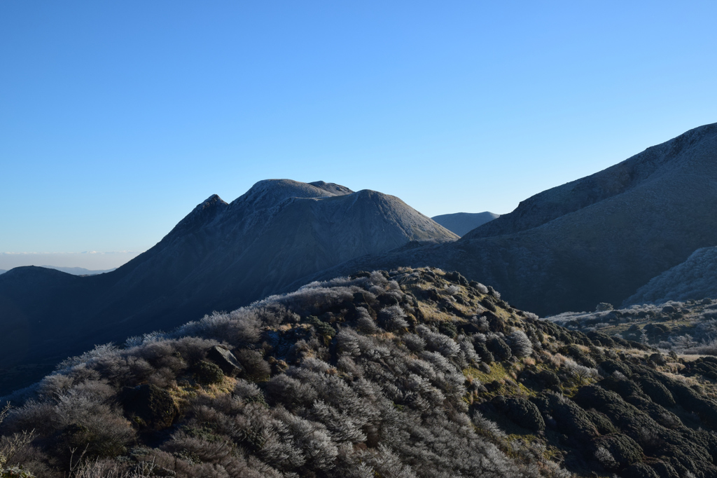青空と雪化粧の三俣山